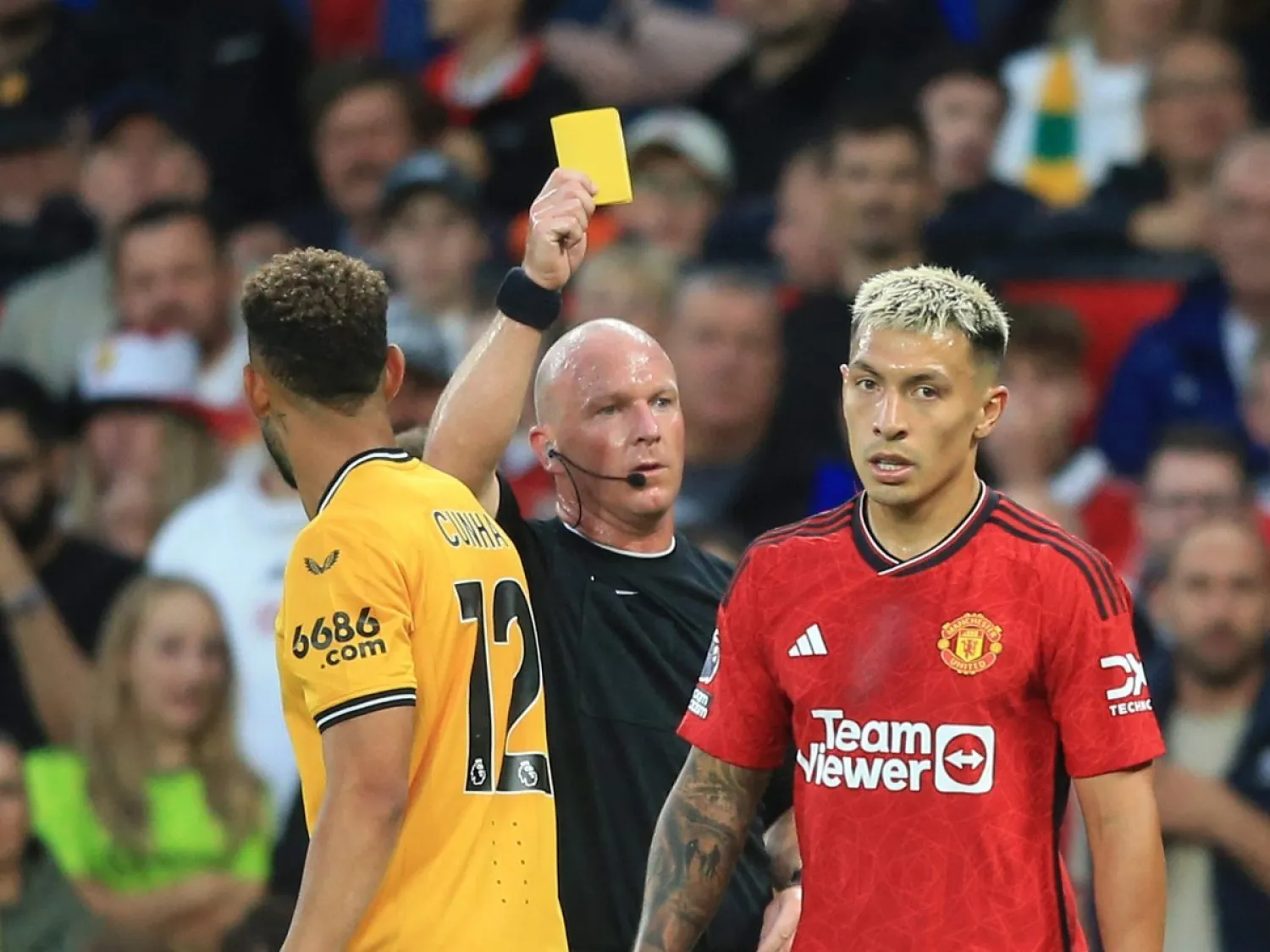 جدل كبير في «البريمرليغ» بعد عدم احتساب الحكم ضربة جزاء لولفرهامبتون (أ.ف.ب)