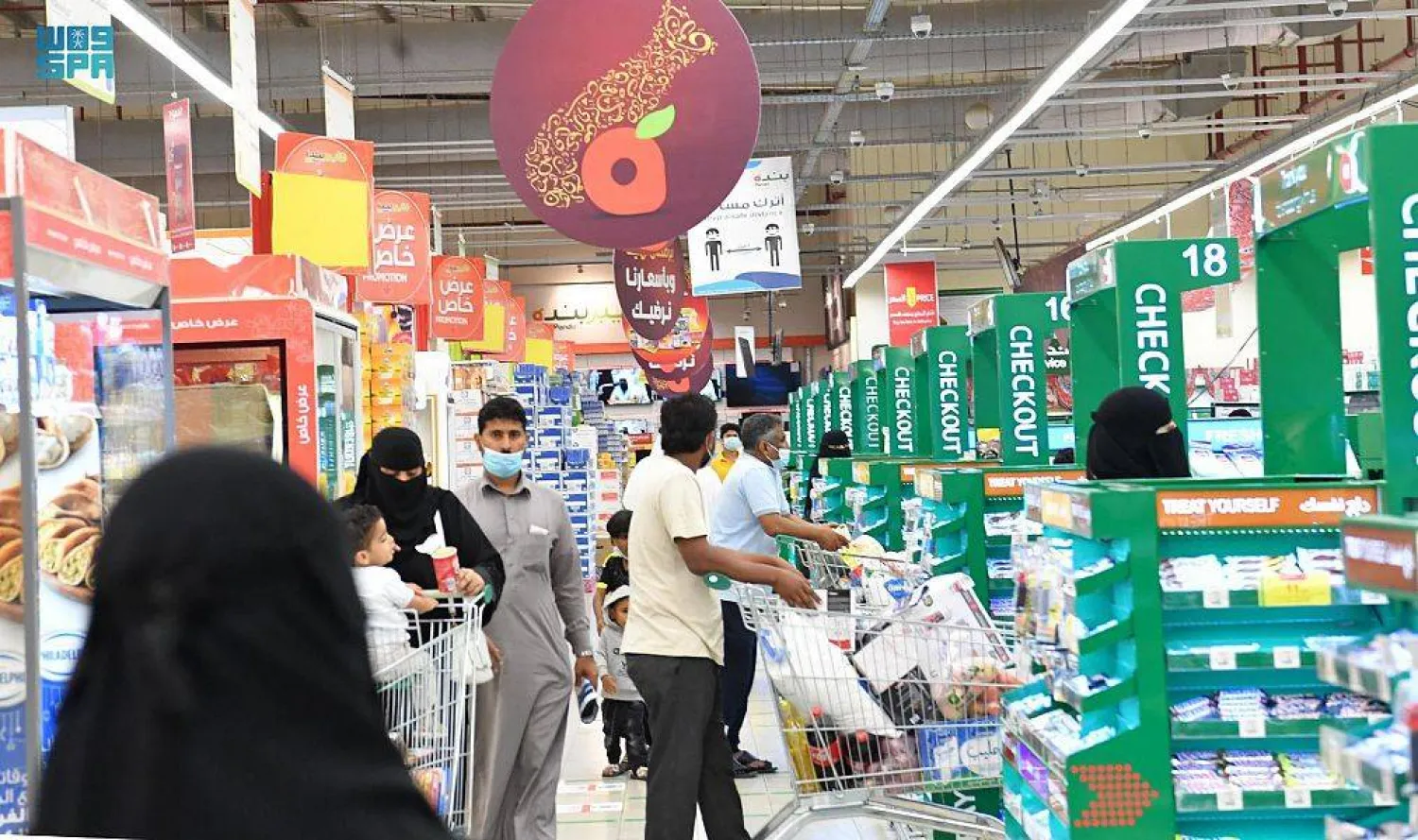 إحدى أسواق المواد الغذائية والاستهلاكية في السعودية (الشرق الأوسط)