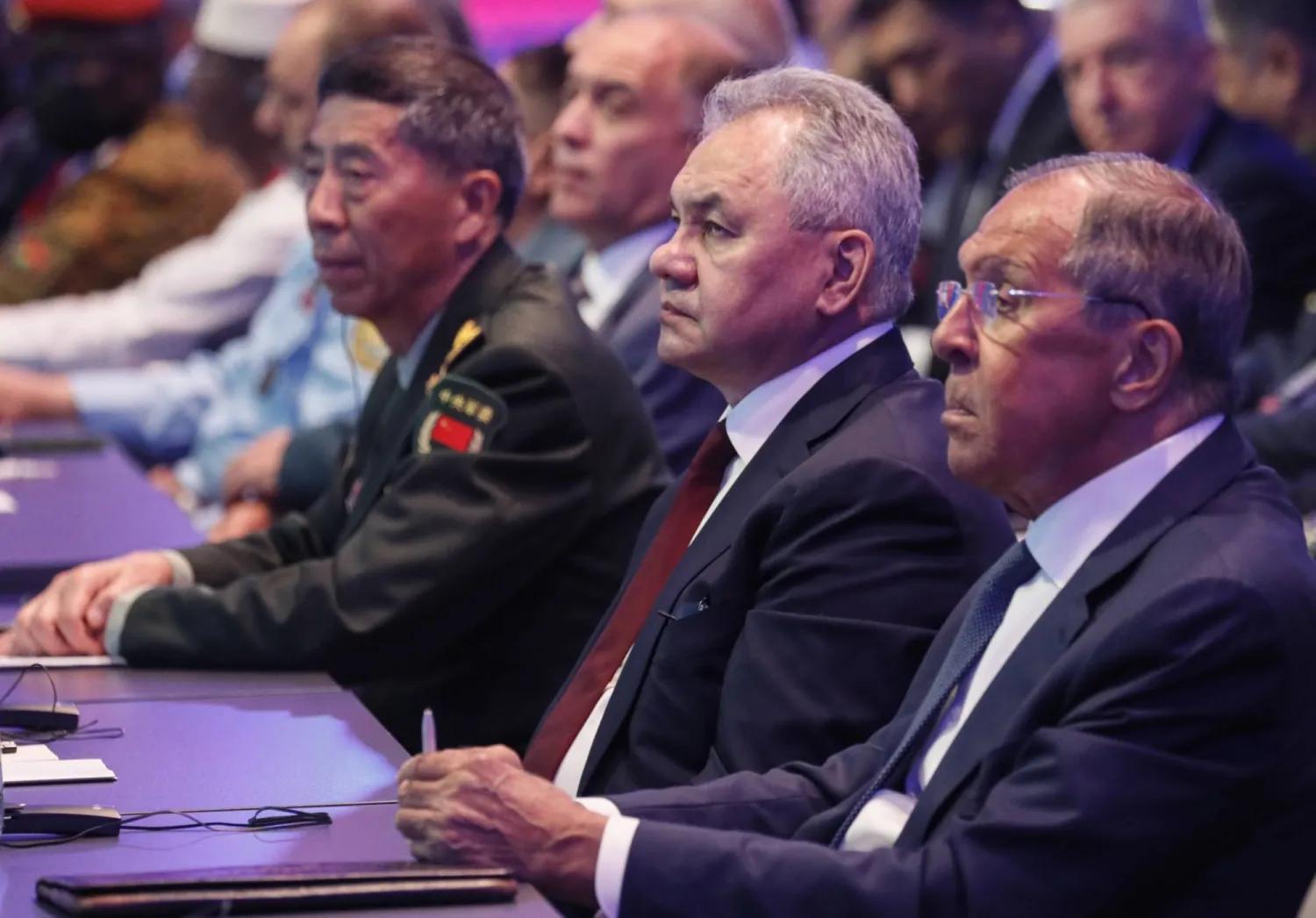 من اليمين: لافروف وشويغو ووزير الدفاع الصيني (إ.ب.أ)