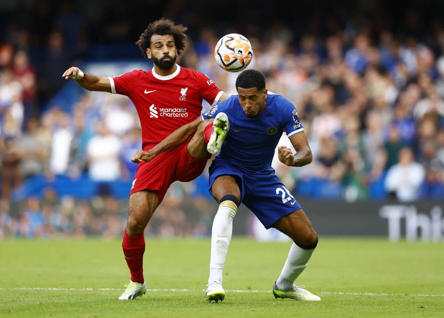 كولويل لم يترك صلاح يلعب  على  سجيته في مواجهة الفريقين (رويترز)