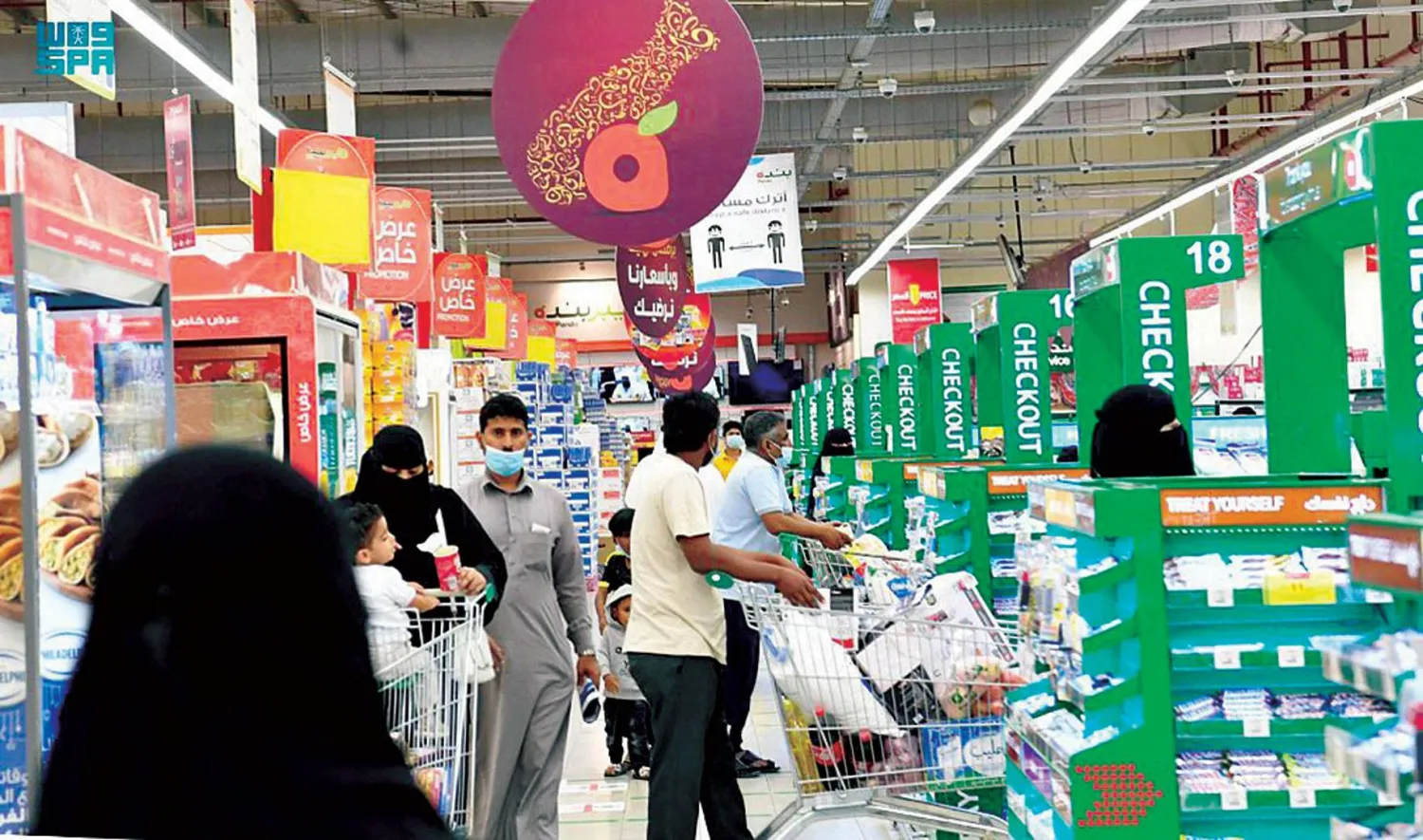  إحدى أسواق المواد الغذائية والاستهلاكية في السعودية (الشرق الأوسط)