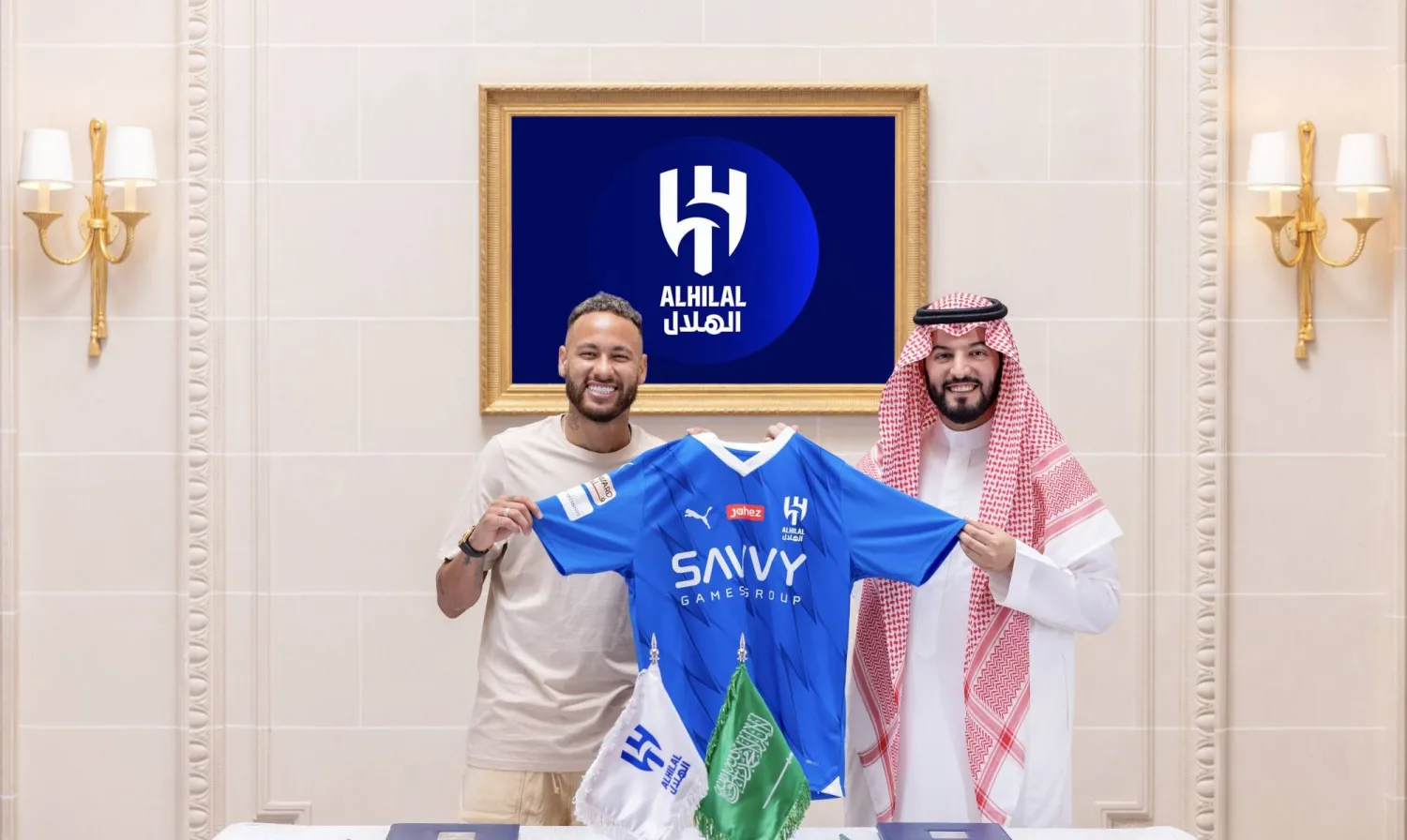 أعلن الهلال المنافس في الدوري السعودي للمحترفين لكرة القدم  تعاقده مع المهاجم البرازيلي نيمار لمدة موسمين قادما من باريس سان جيرمان بطل فرنسا الثلاثاء ووقع العقد بين الطرفين في العاصمة الفرنسية باريس ويمتد عقد نجم السامبا لموسمين رياضيين حتر عام 2025 (الهلال السعودي)
