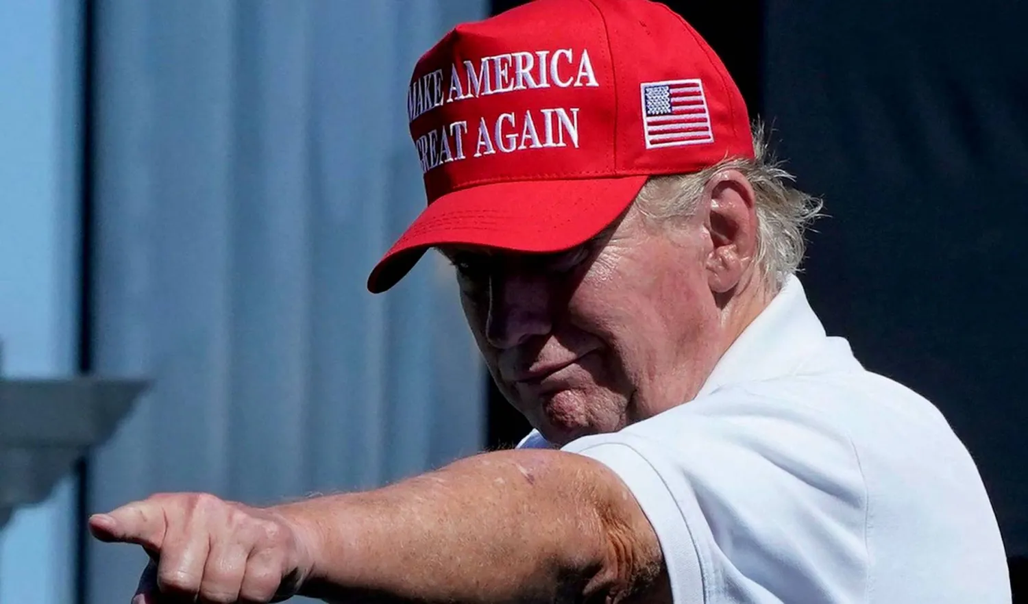  ترمب يشير إلى الحضور خلال دورة غولف في نيوجرسي الأحد الماضي (أ.ف.ب) 