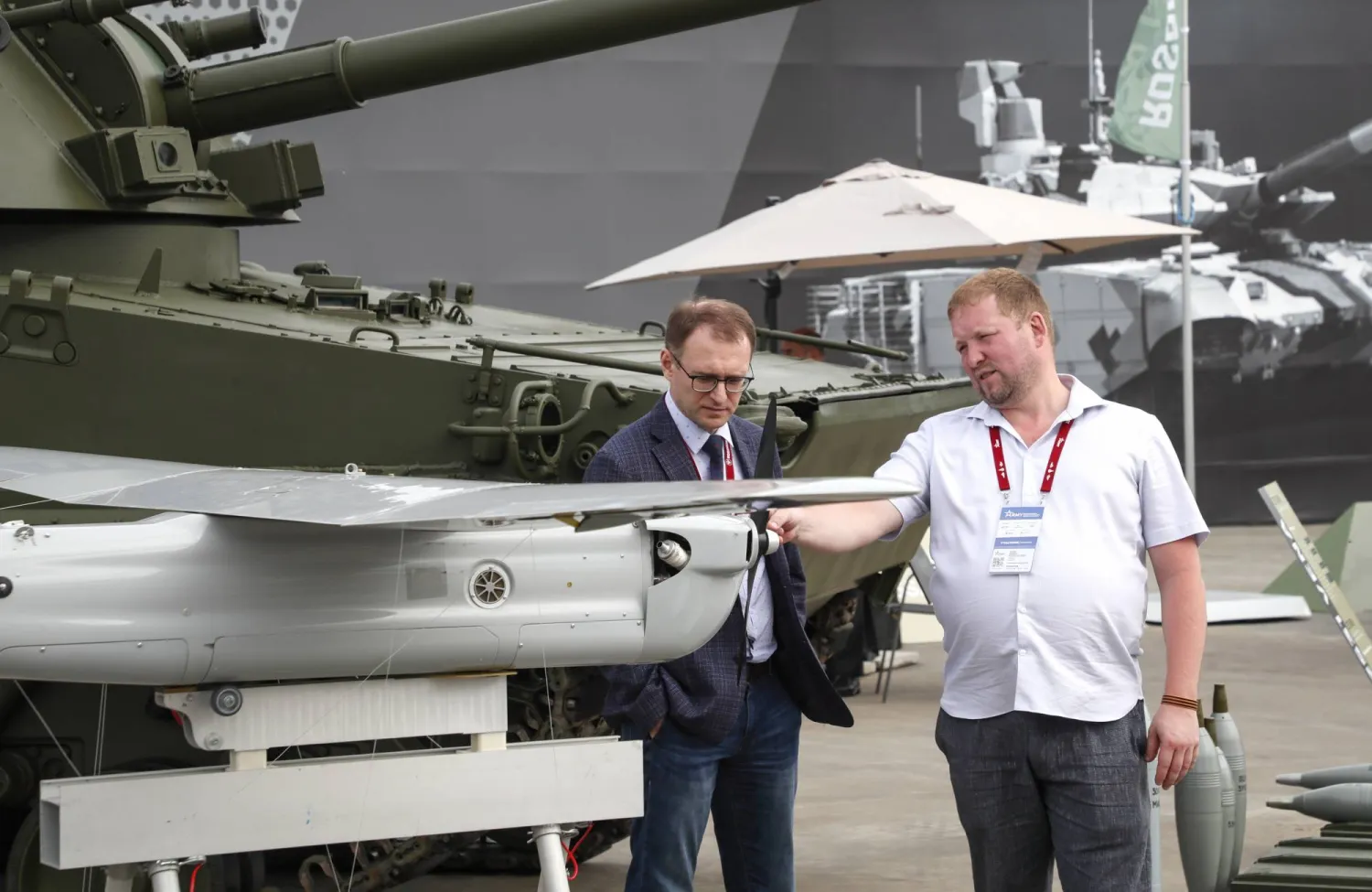 زائران يلقيان نظرة على طائرة مسيّرة روسية من طراز «أورلان 30» خلال منتدى التقنيات العسكرية الدولي «الجيش 2023» المقام في موسكو (إ.ب.أ)