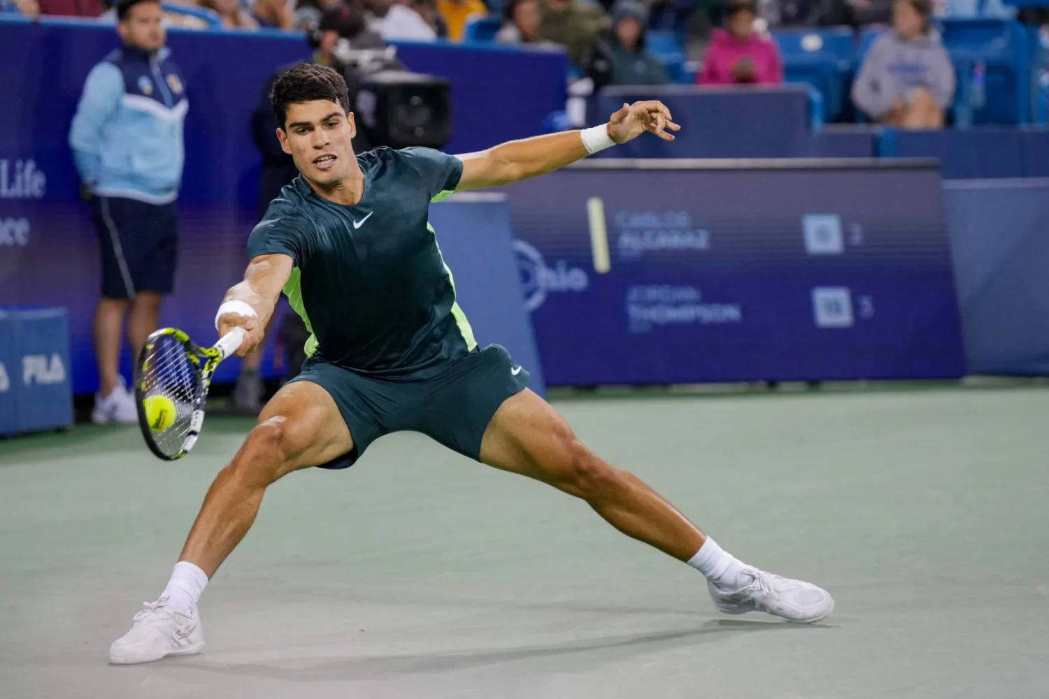 ألكاراس انتفض في النهاية وحقق الفوز (أ.ف.ب)