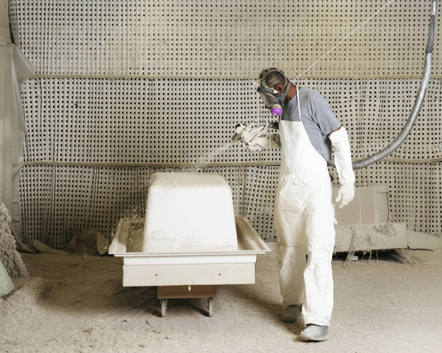 عملية طلاء أحواض السباحة التي أكسبت عائلة جاكوزي الشهرة (ويتن ساباتيني - نيويورك تايمز)