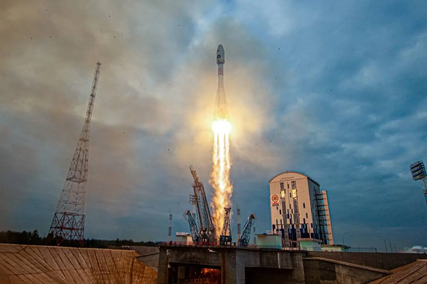 A Soyuz-2.1b rocket booster with a Fregat upper stage and the lunar landing spacecraft Luna-25 blasts off from a launchpad at the Vostochny Cosmodrome in the far eastern Amur region, Russia, August 11, 2023. (Roskosmos/Vostochny Space Center/Handout via Reuters) 