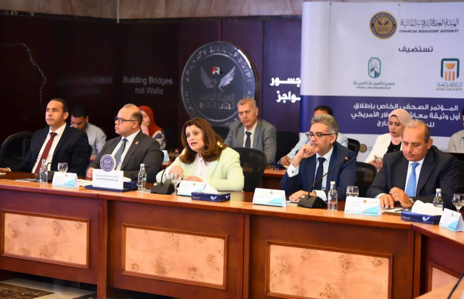 جانب من المشاركين في مؤتمر إطلاق أول «وثيقة معاش بالدولار للمصريين في الخارج» (وزارة الهجرة المصرية)