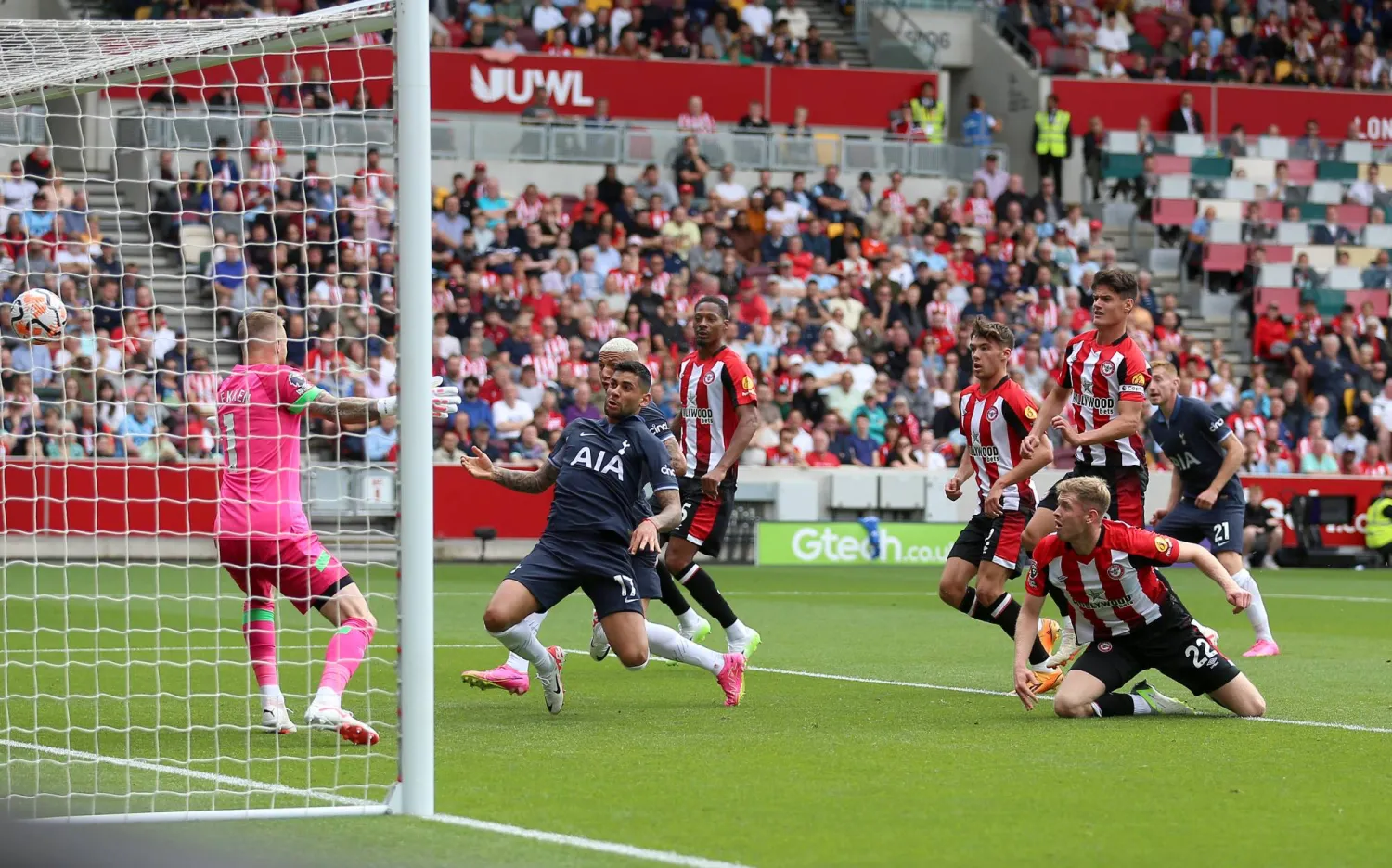 كريستيان روميرو يفتتح التهديف لتوتنهام أمام برنتفورد (ب.أ)