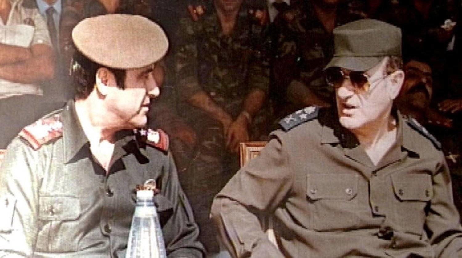 Ocak 1984'te Başkan Hafız Esed ve kardeşi Rıfat'ın bir arşiv fotoğrafı (AFP)