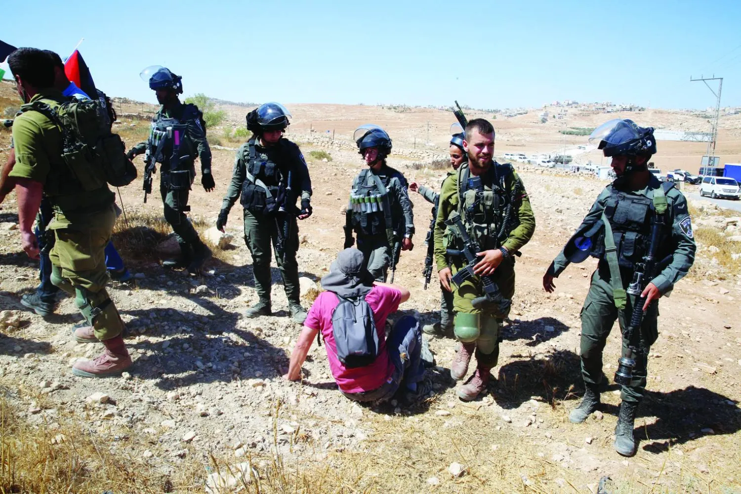 فلسطيني يحتجّ على توسع المستوطنات الإسرائيلية قرب الخليل بالضفة سبتمبر 2022 (إ.ب.أ)