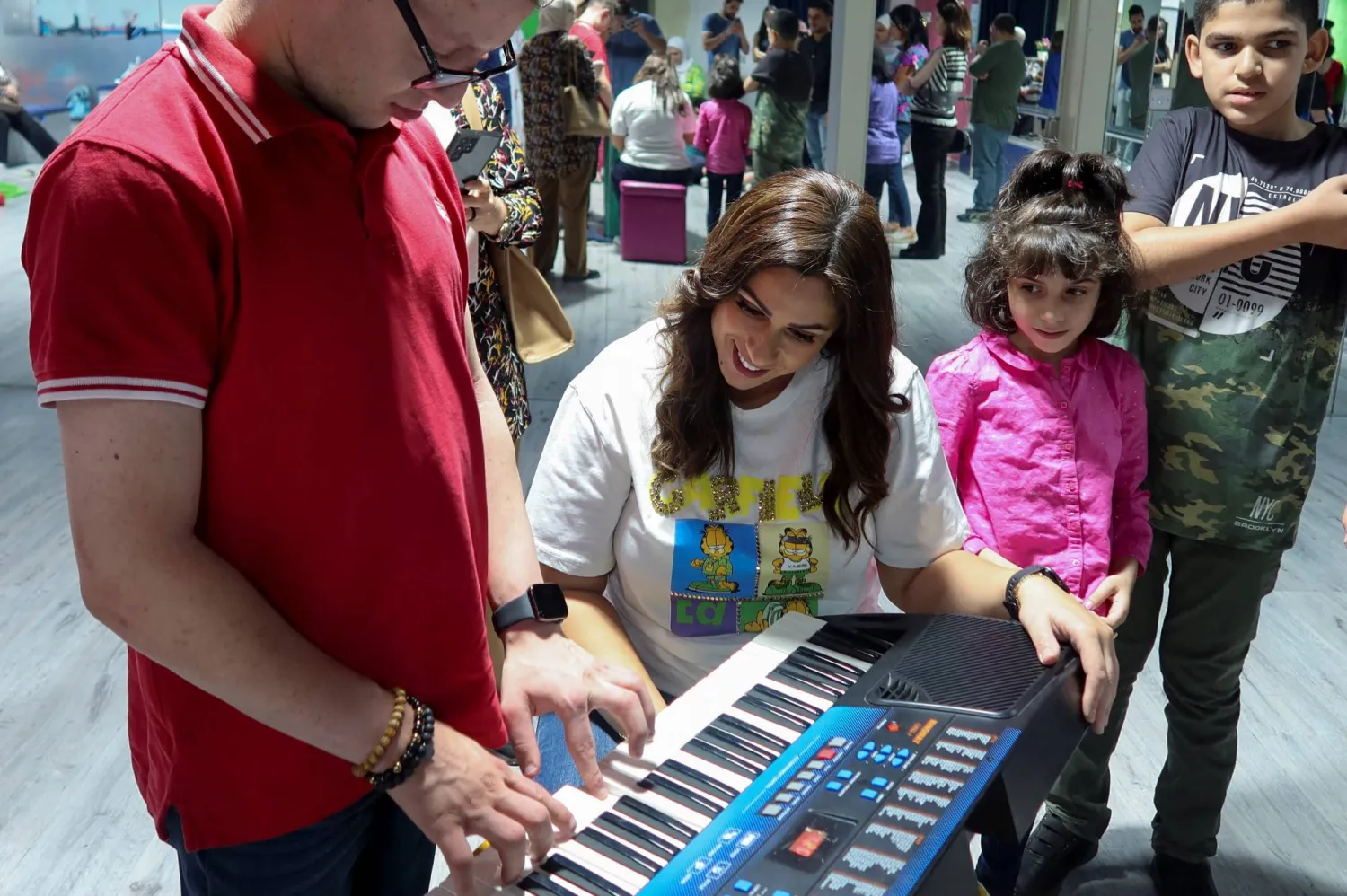 معلّمة الموسيقى والفنانة الأردنية ديما سويدان تعلّم الأطفال الموسيقى بكونها أداة للعلاج (رويترز)