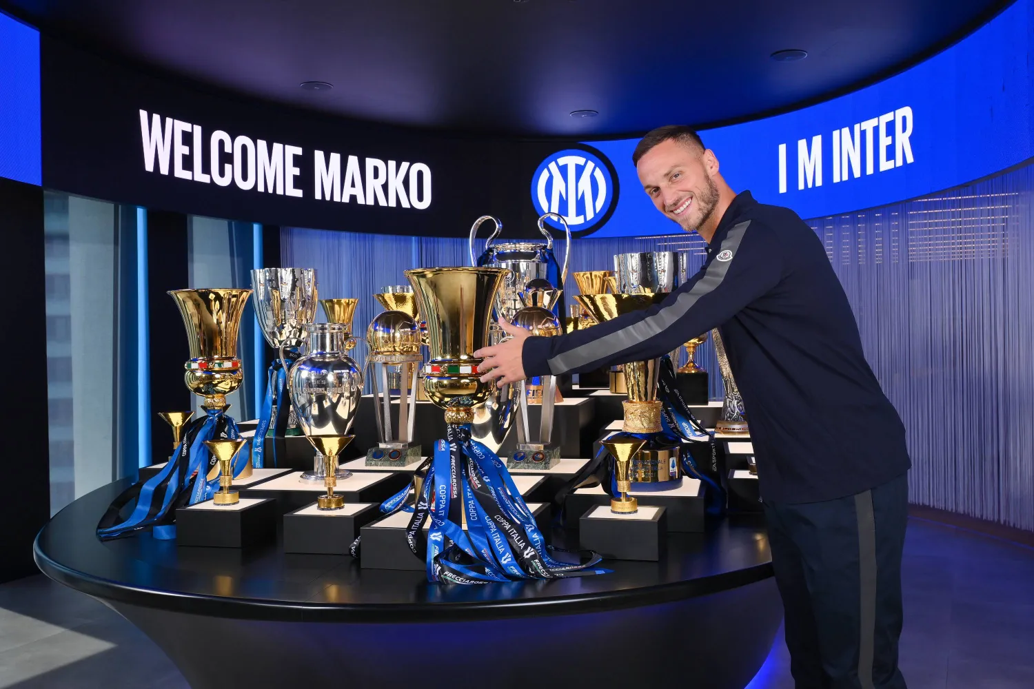 ماركو أرناوتوفيتش خلال تقديمه في متحف النادي الذهبي (إنتر ميلان)