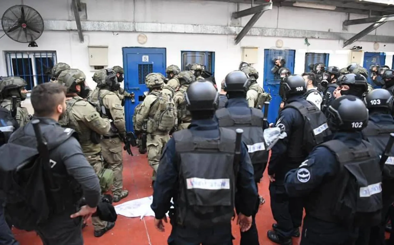 صورة أرشيفية لأفراد من وحدات القمع التابعة لإدارة السجون الإسرائيلية (وفا)