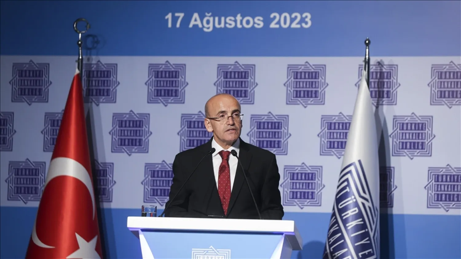 وزير الخزانة والمالية التركي متحدثاً خلال اجتماع الجمعية العموية لاتحاد المصارف التركية الخميس (الشرق الأوسط)