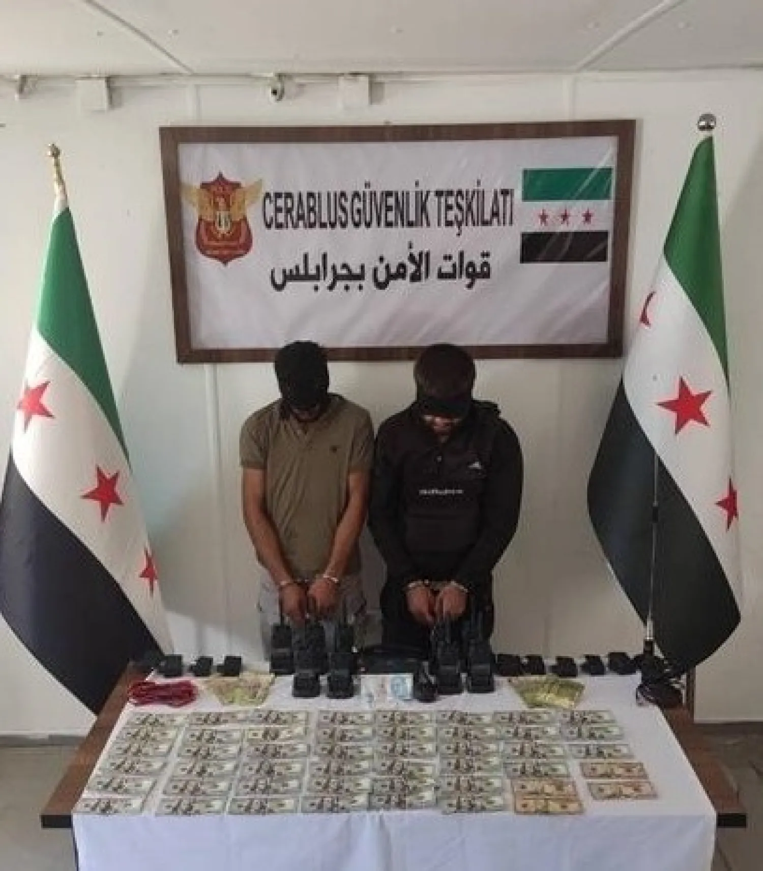 صورة موزعة من ولاية غازي عنتاب لعنصرين من الوحدات الكردية بعد القبض عليهما في جرابلس