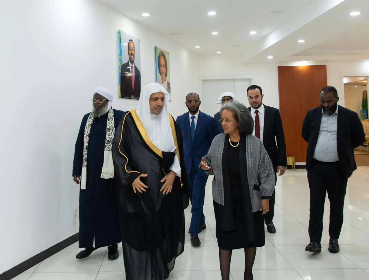 رئيسة الجهورية الإثيوبية لدى استقبالها الدكتور محمد العيسى أمين عام رابطة العالم الإسلامي (الشرق الأوسط)