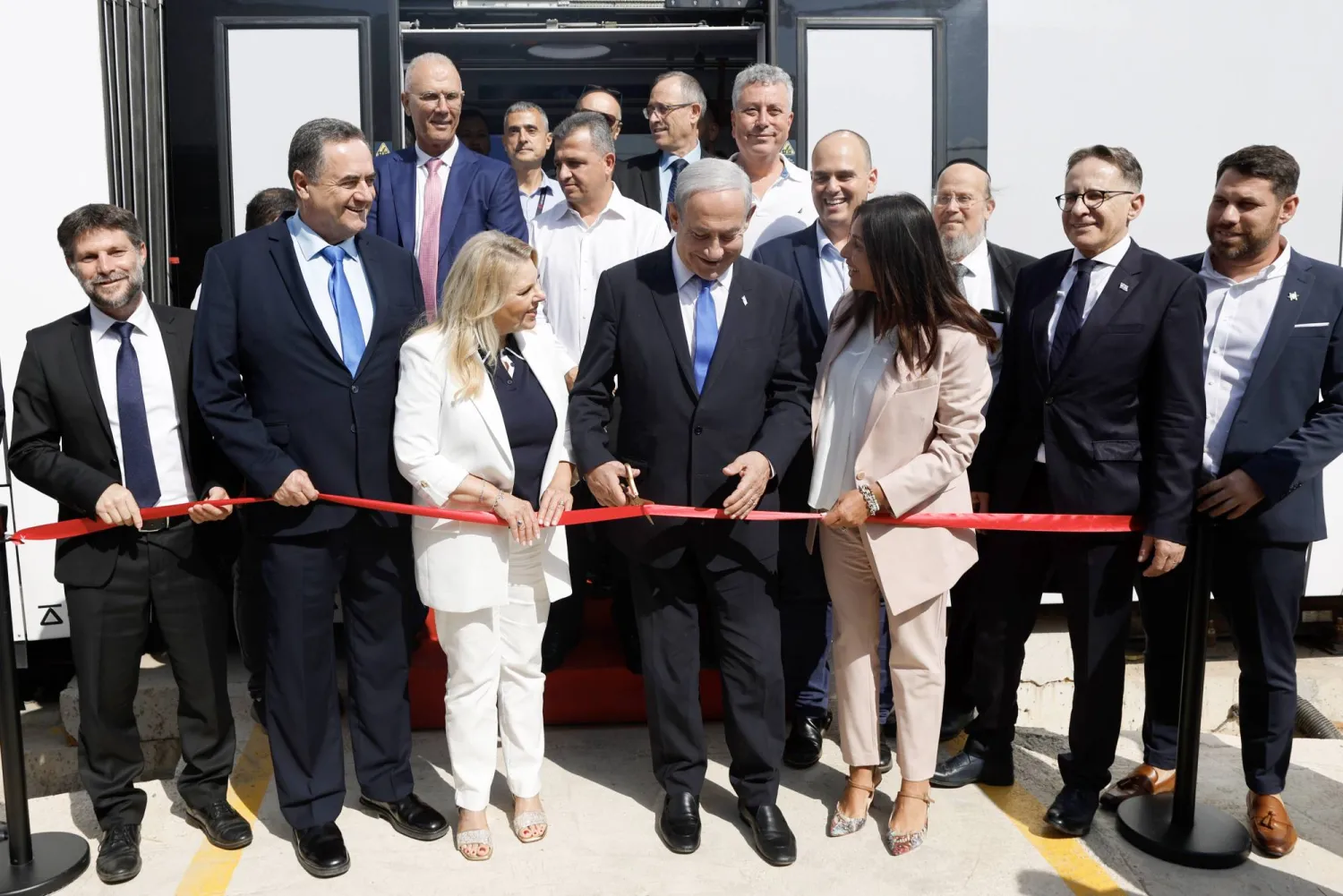 رئيس الوزراء الإسرائيلي بنيامين نتنياهو يفتتح أول خدمة قطار خفيف في تل أبيب (إ.ب.أ)