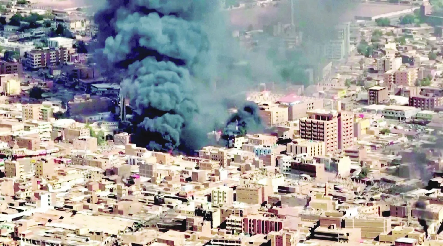 صورة جوية لدخان أسود متصاعد في إحدى الأسواق بمدينة أمدرمان السودانية يوم 17 مايو 2023 (رويترز)