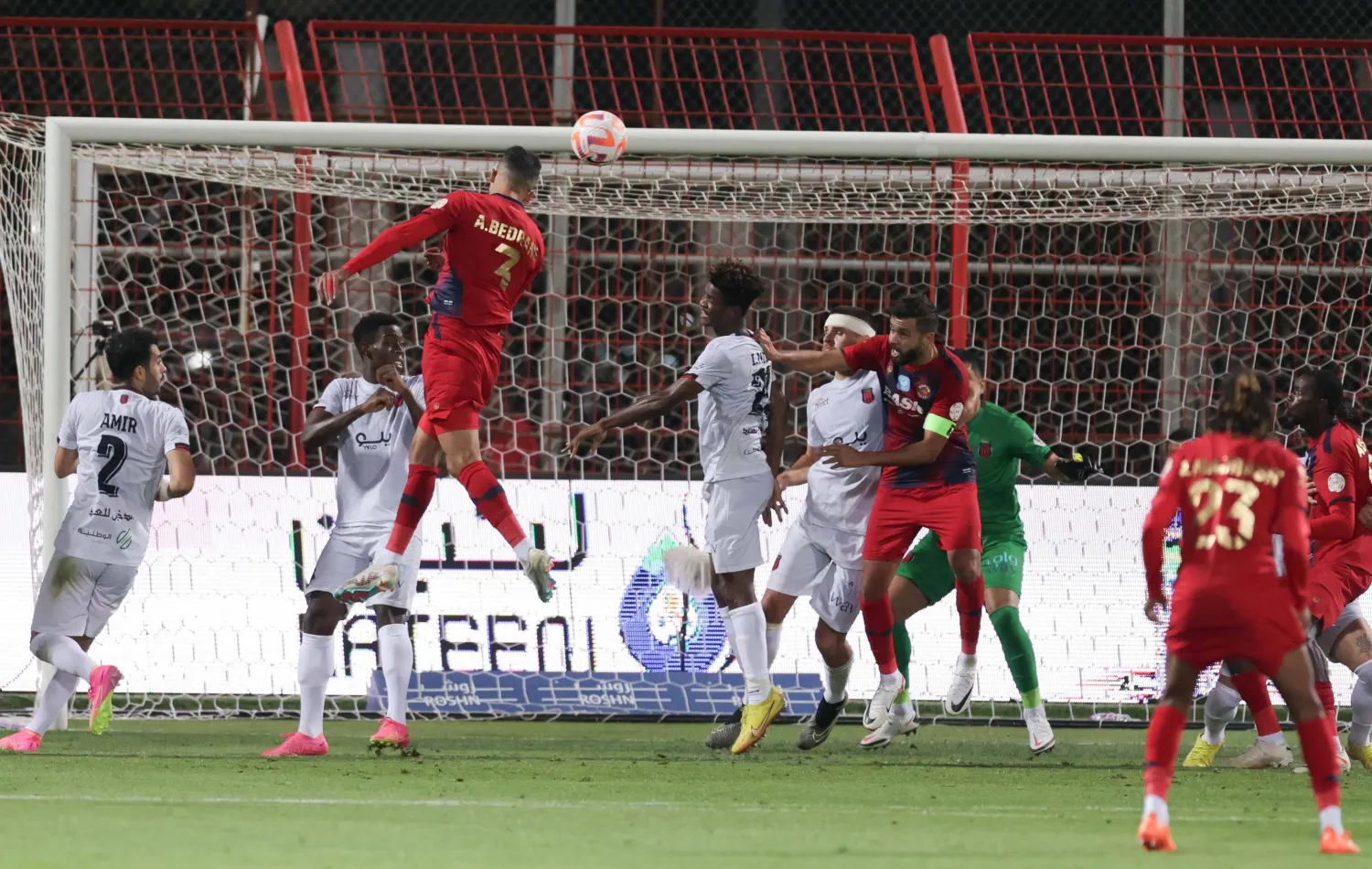 لحق «ضمك» بضيفه «الرياض» وسجل التعادل (تصوير:عدنان مهدلي)