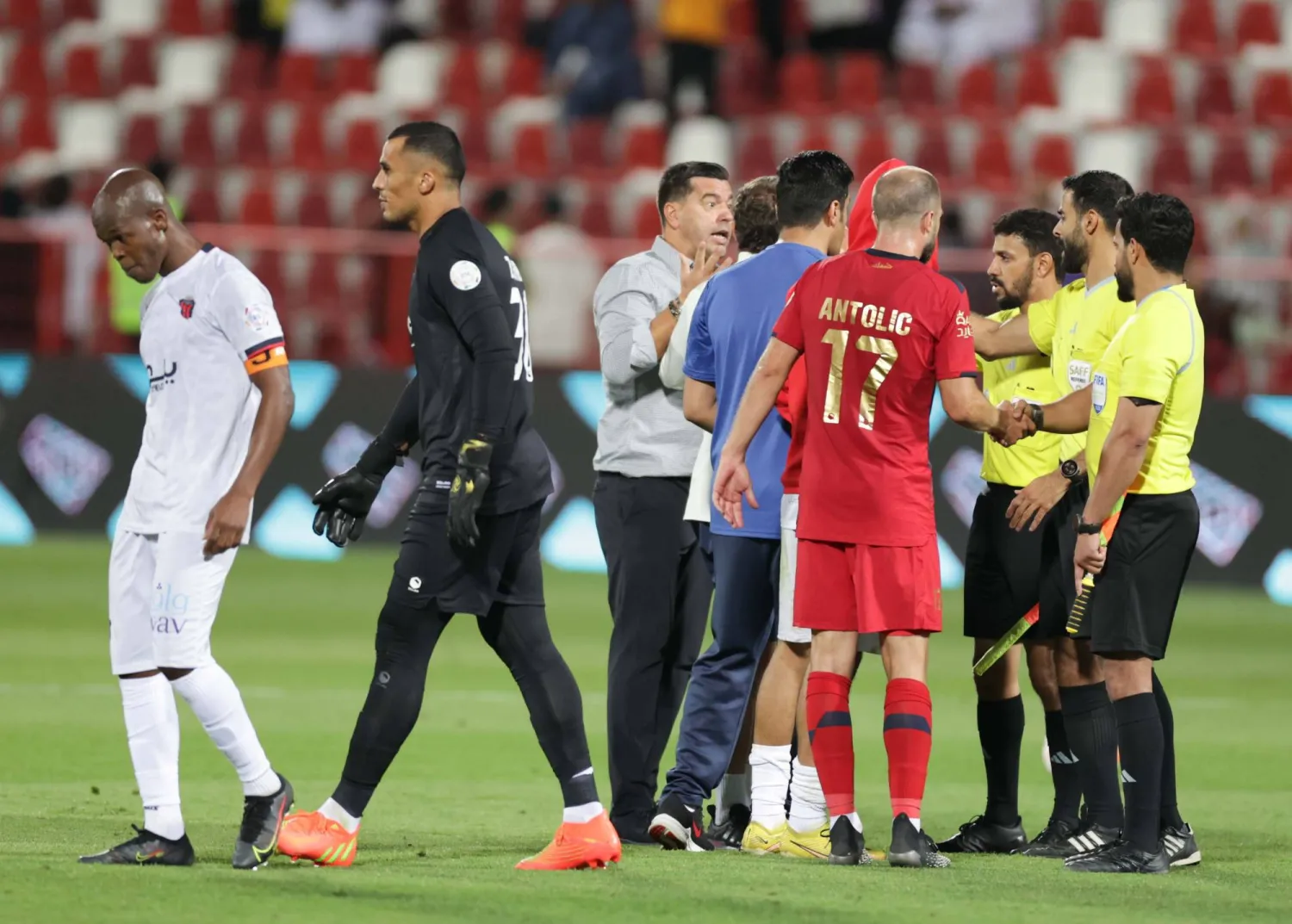 كوزمين كونترا مدرب ضمك في نقاش مع حكم المباراة (تصوير: عدنان مهدلي)