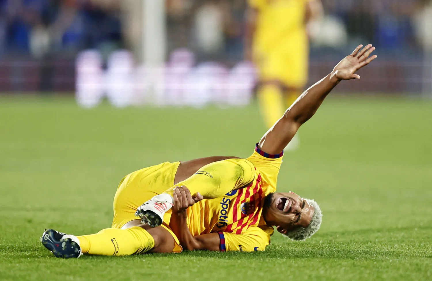 مدافع برشلونة رونالد أراوخو تعرض للإصابة أمام خيتافي في الدوري الإسباني (أ.ب)