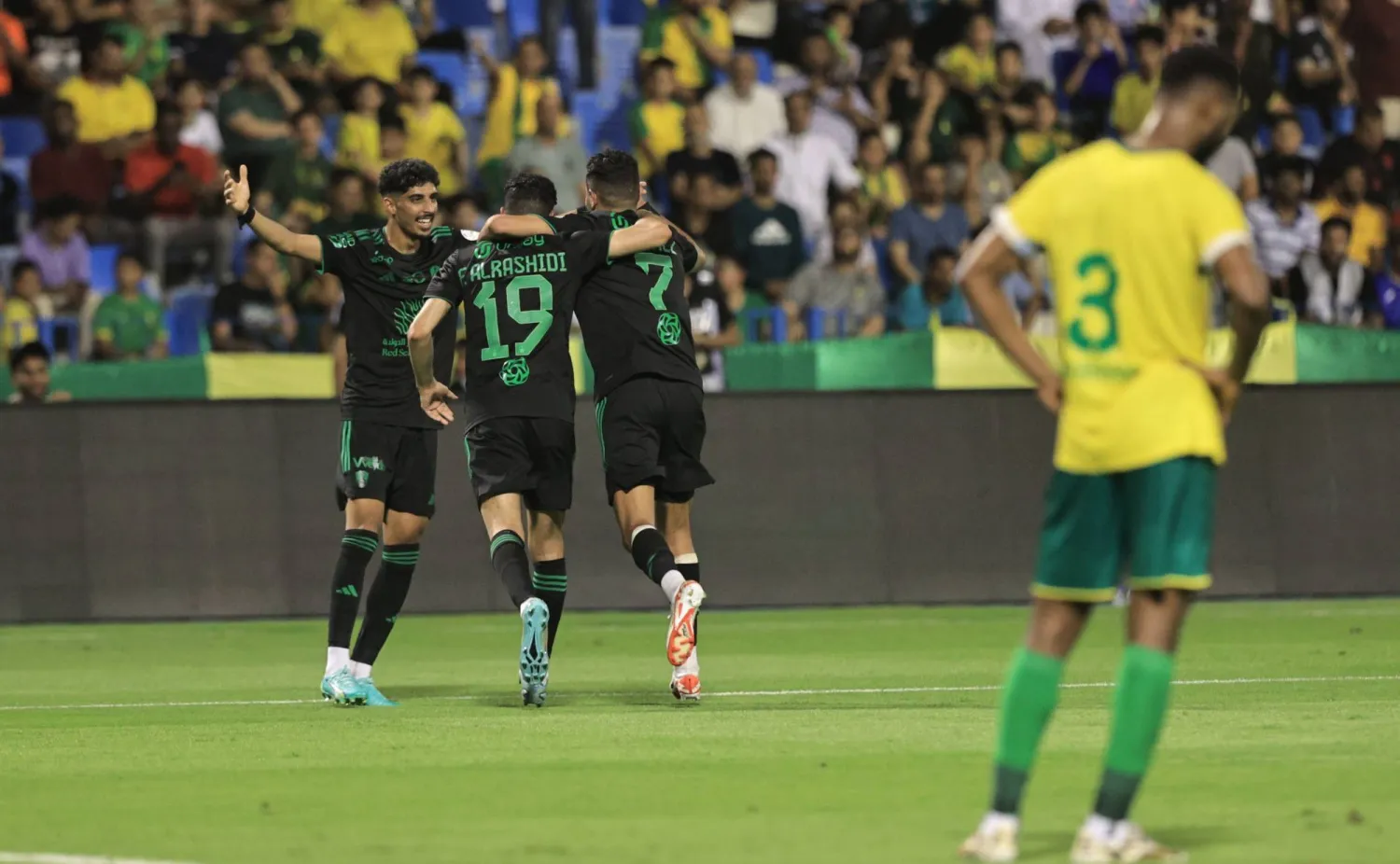 الجزائري رياض محرز يحتفل بهدفه (تصوير: عيسى الدبيسي)