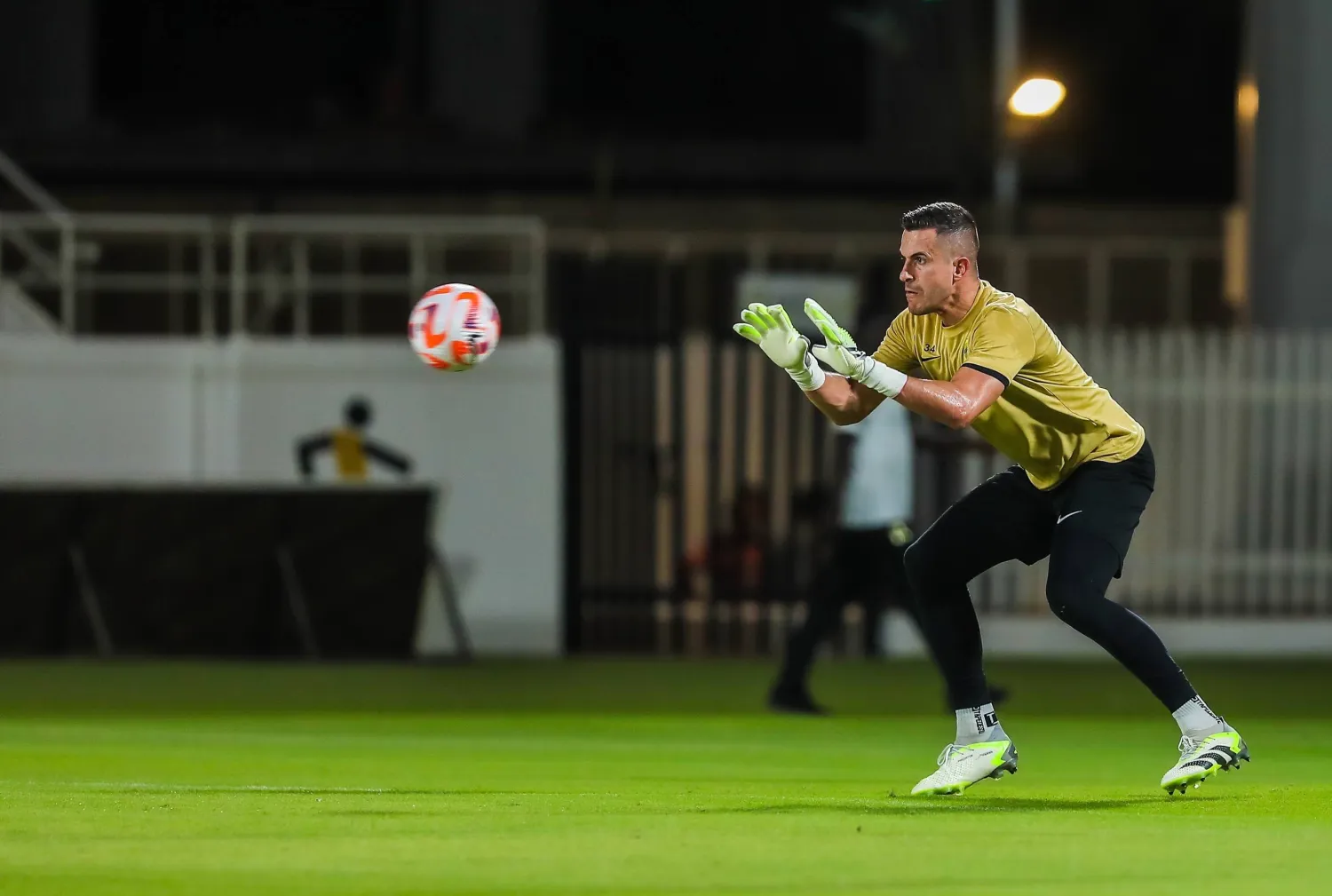 غروهي كان سداً منيعاً الموسم الماضي لكنه قد يرحل (نادي الاتحاد )