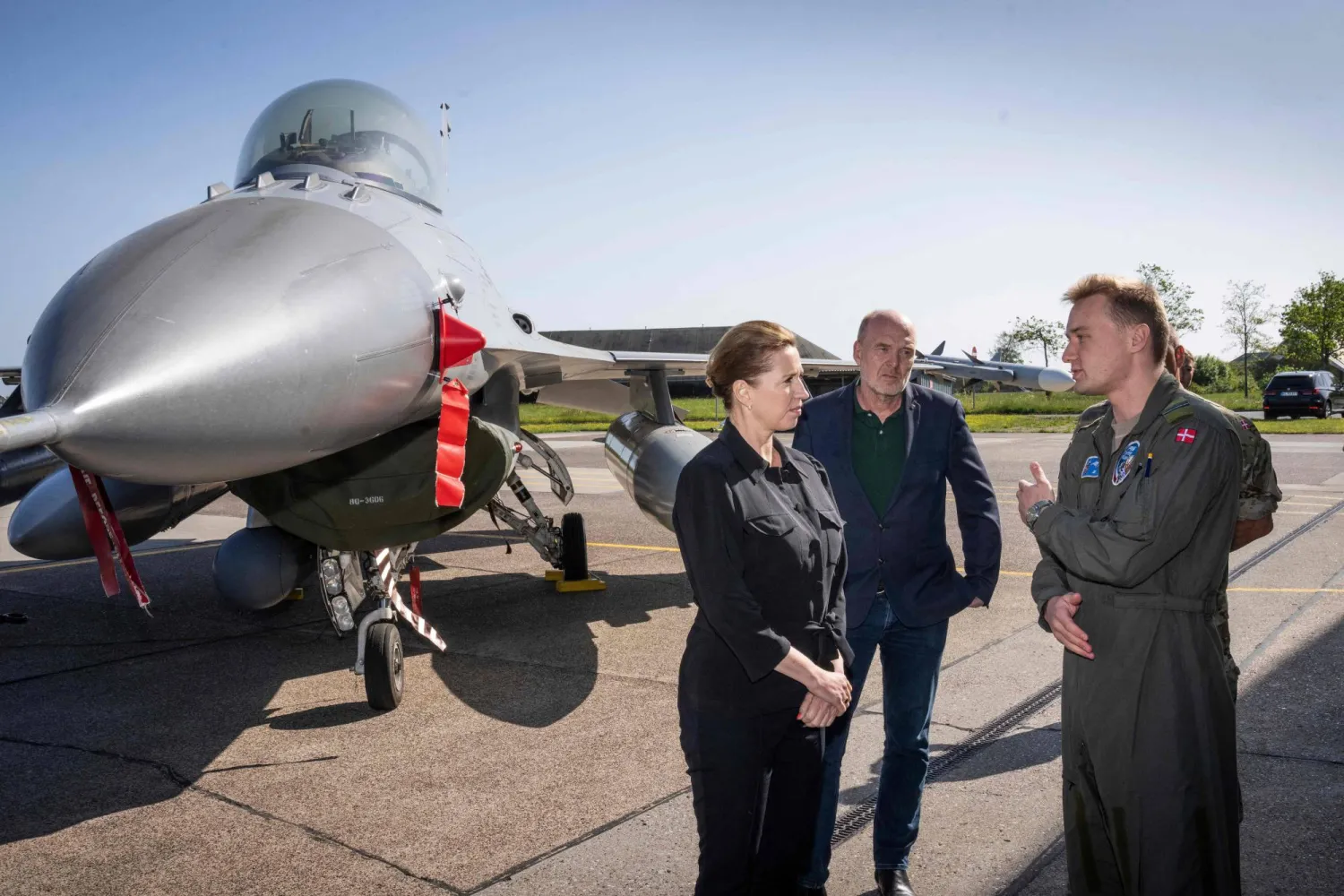 رئيسة وزراء الدنمارك تقف أمام «إف - 16» التي قرّرت إدارة بايدن تزويد أوكرانيا بها بعد تردد (أ.ف.ب)