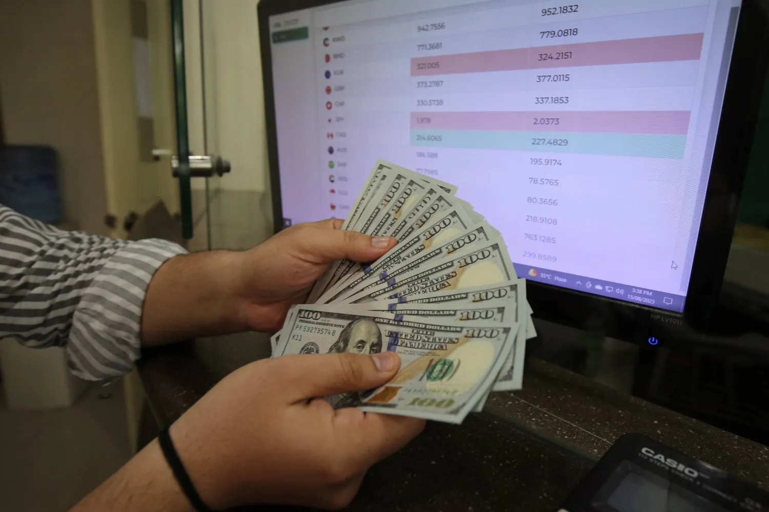  الدولار يسجل أطول سلسلة من المكاسب خلال 15 شهرا (إ.ب.أ)