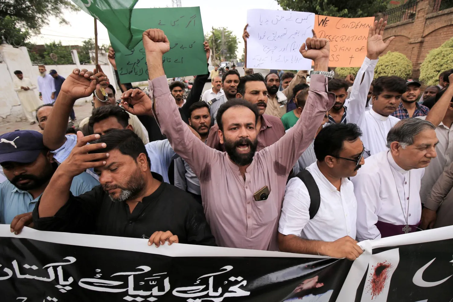 الشرطة الباكستانية تحرس منطقة مسيحية بعد هجوم حشد بسبب اتهامات بـ«التجديف»