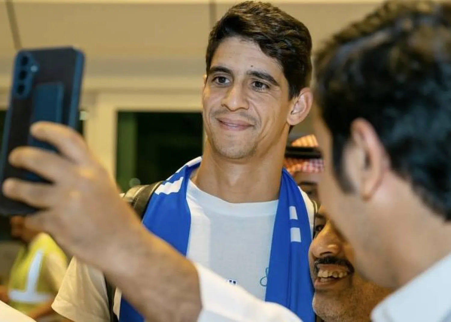 بونو خلال استقبال المشجعين في مطار الملك خالد بالرياض (نادي الهلال )