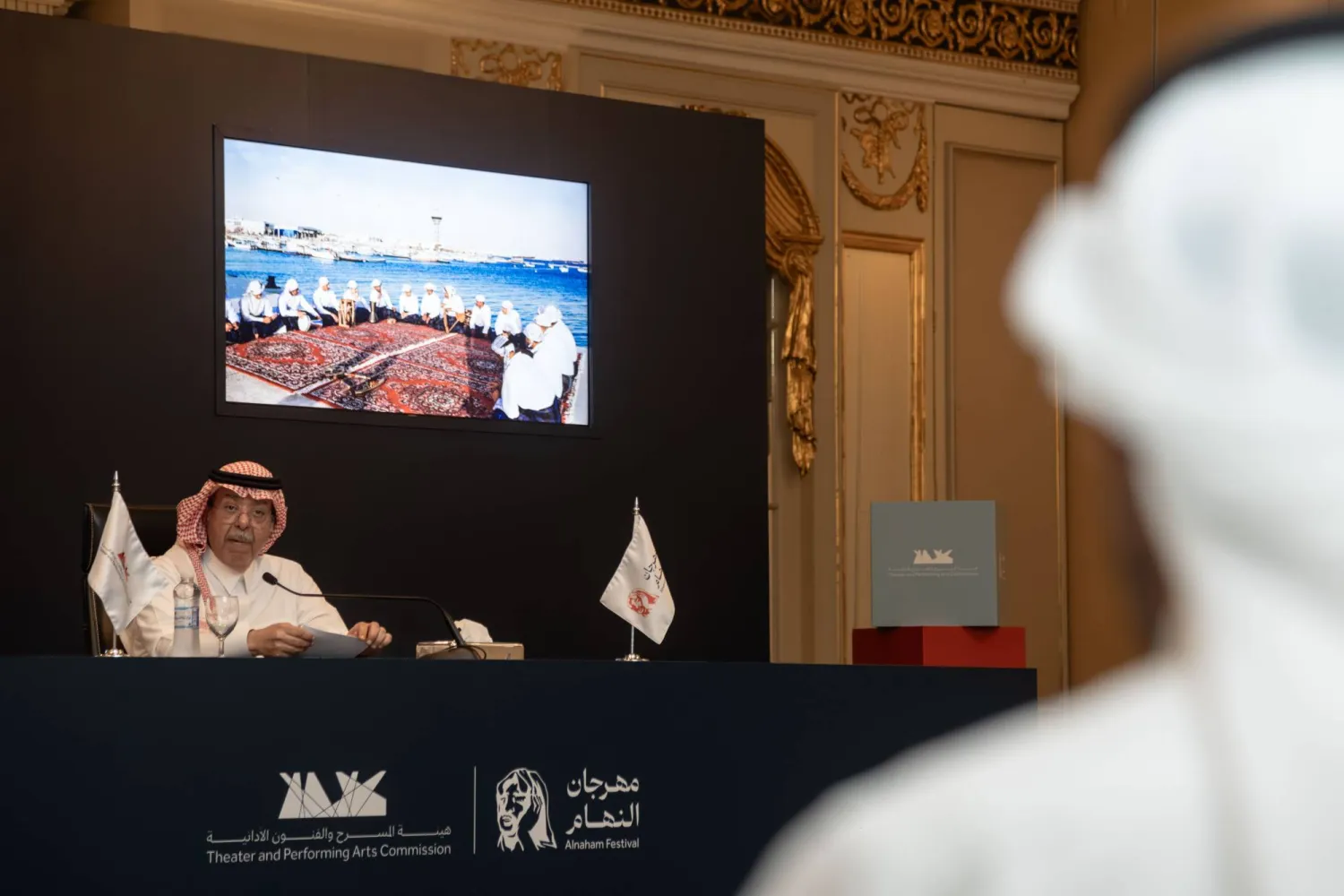 سلطان البازعي خلال حديثه في اللقاء التعريفي لـ«مهرجان النهام» (الشرق الأوسط)