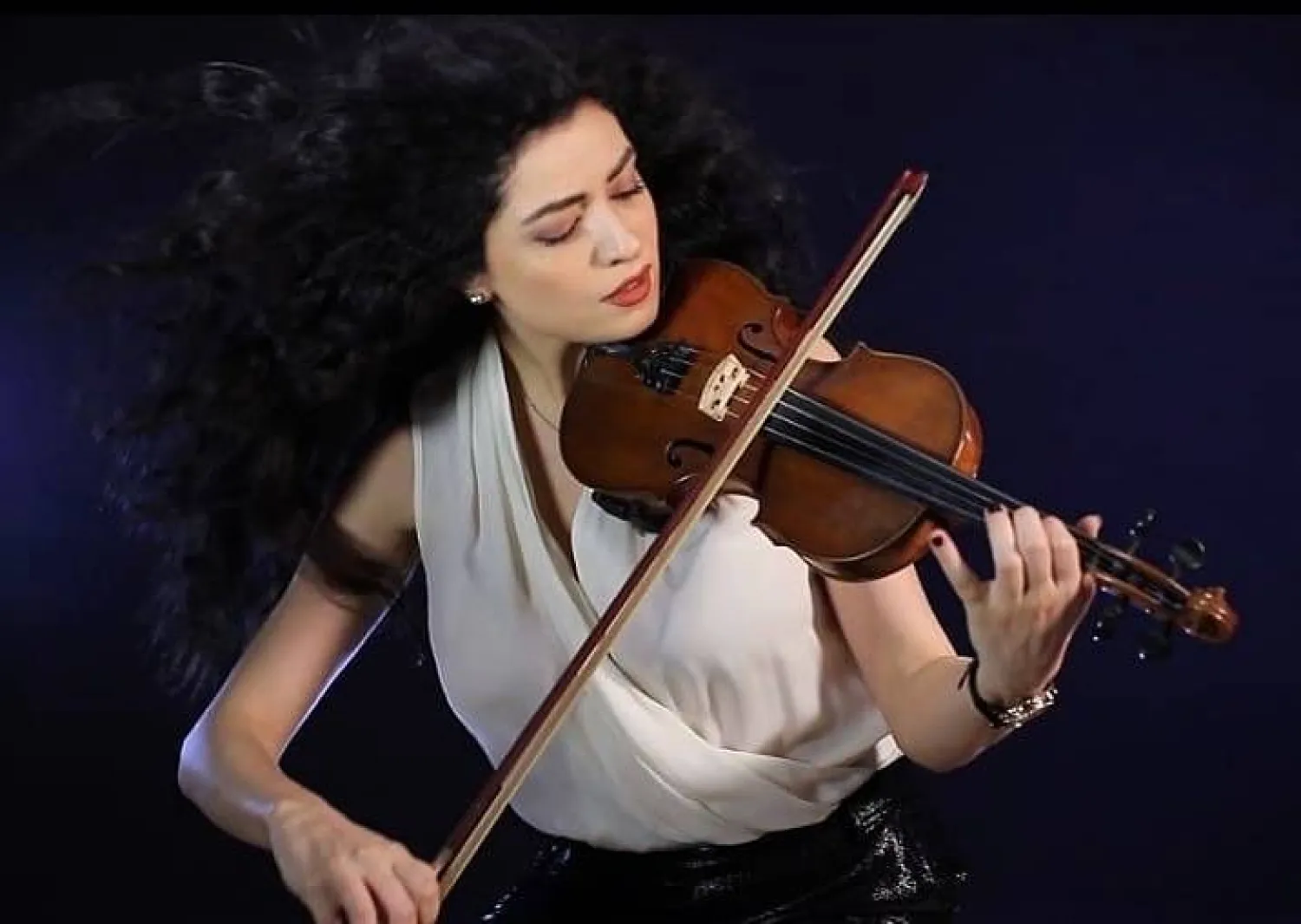 تقول إن عزفها يشبه شخصيتها الصادقة (مصدرها ديفانيسا)

