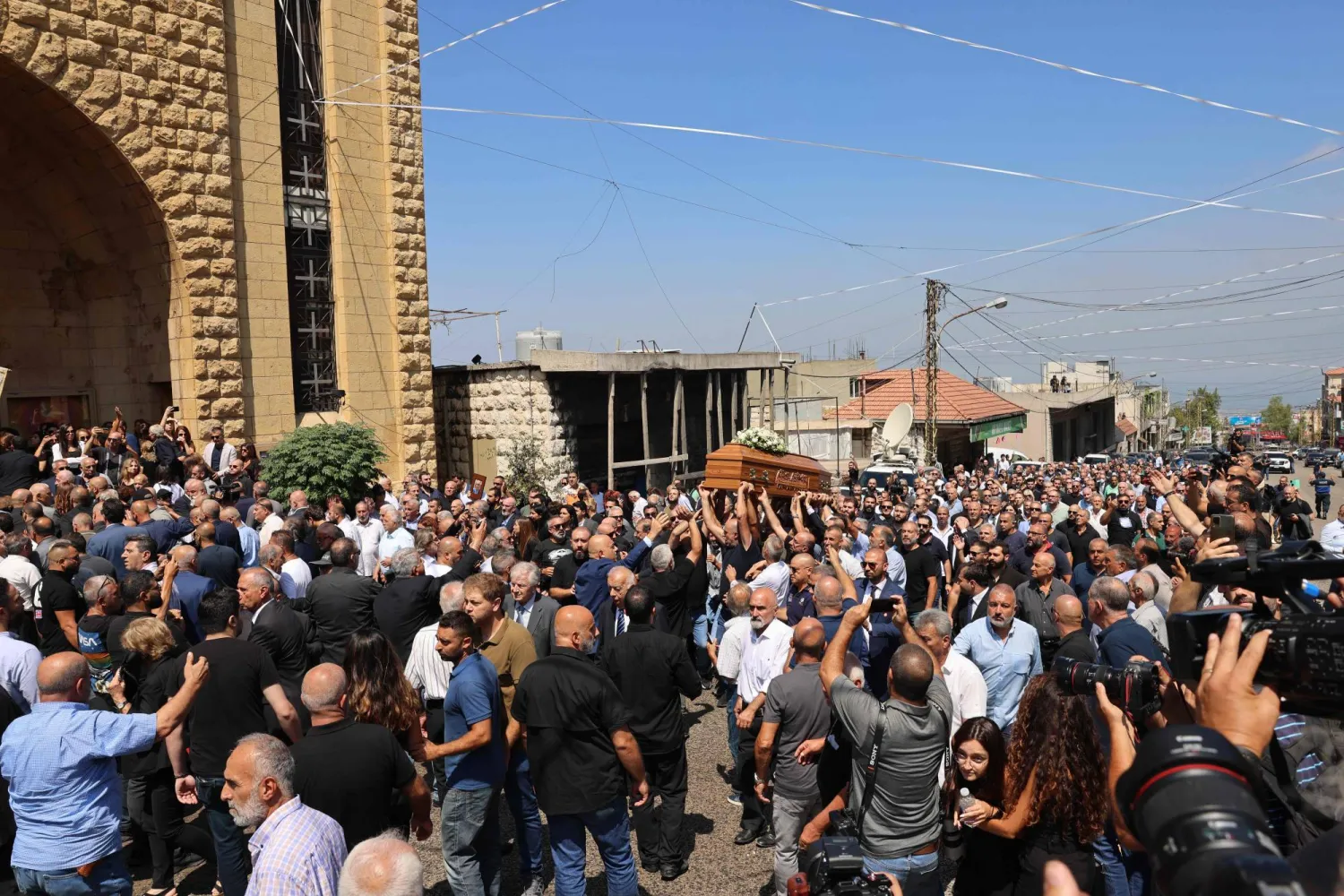 من تشييع فادي بجاني أحد أبناء بلدة الكحالة الذي قُتل في الاشتباك مع عناصر «حزب الله» (أ.ف.ب)
