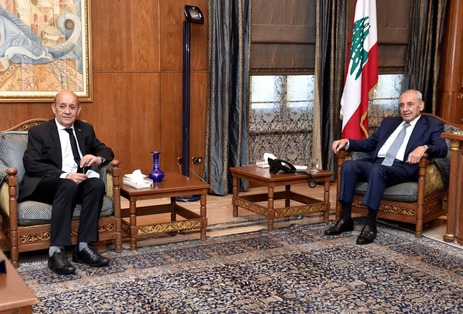 الموفد الفرنسي لودريان خلال زيارته الأخيرة لبيروت مجتمعاً مع الرئيس نبيه بري (موقع البرلمان اللبناني)