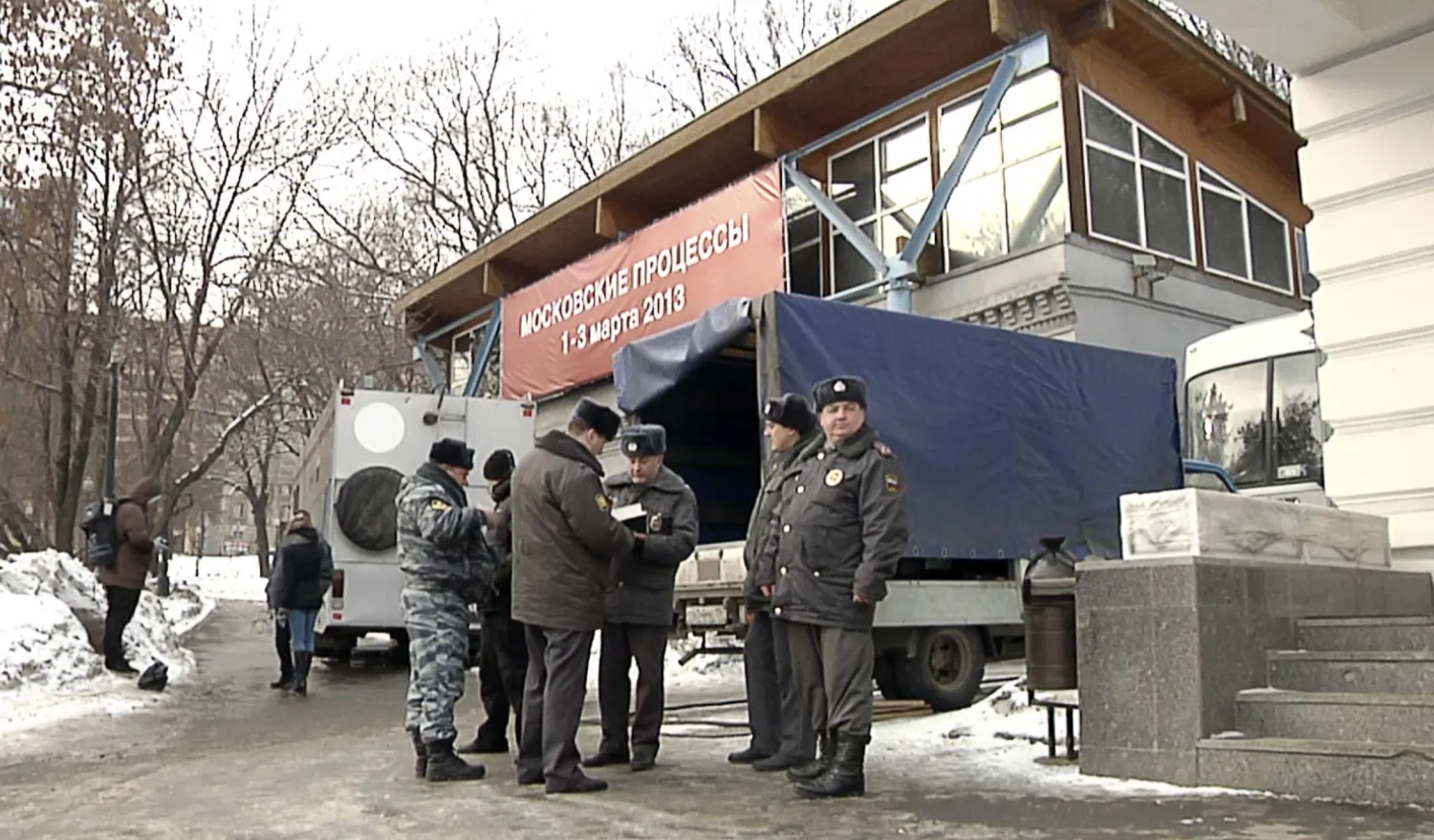 ضباط شرطة روس يقفون أمام مركز «سخاروف» الحقوقي (أ.ب)