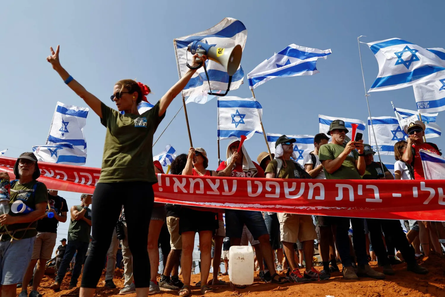 يتظاهرون ضد سياسة حكومة نتنياهو في تل أبيب الأربعاء (رويترز)