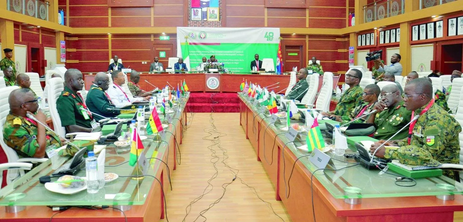 مسؤولون عسكريون بـ«إيكواس» يبحثون أزمة النيجر في أبوجا (إ.ب.أ)