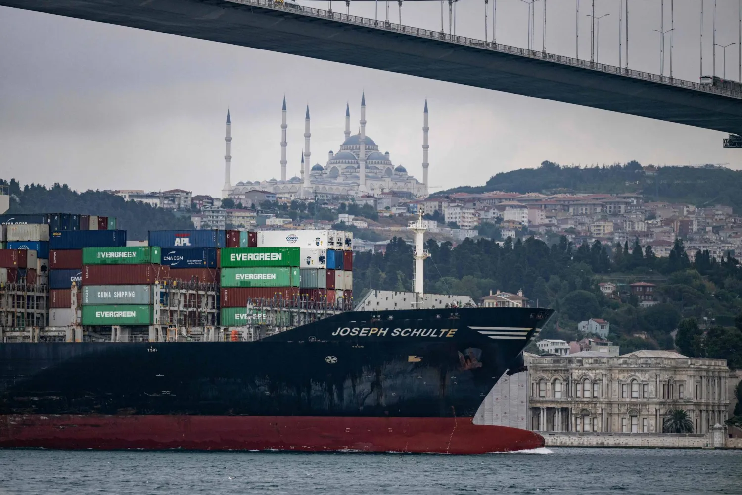 سفينة الحاويات «جوزيف شولت» في مضيق البوسفور وهي أول سفينة شحن تستخدم الممر الملاحي المؤقت للإبحار من وإلى الموانئ الأوكرانية في البحر الأسود (أ.ف.ب)
