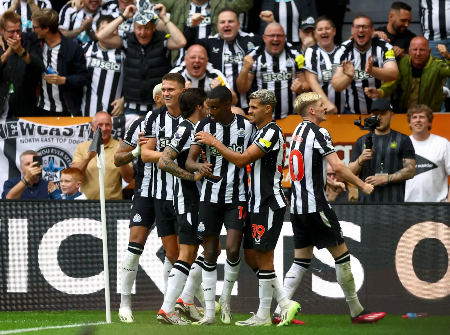 لاعبو وجماهير نيوكاسل وبهجة الخماسية في شباك أستون فيلا (رويترز)