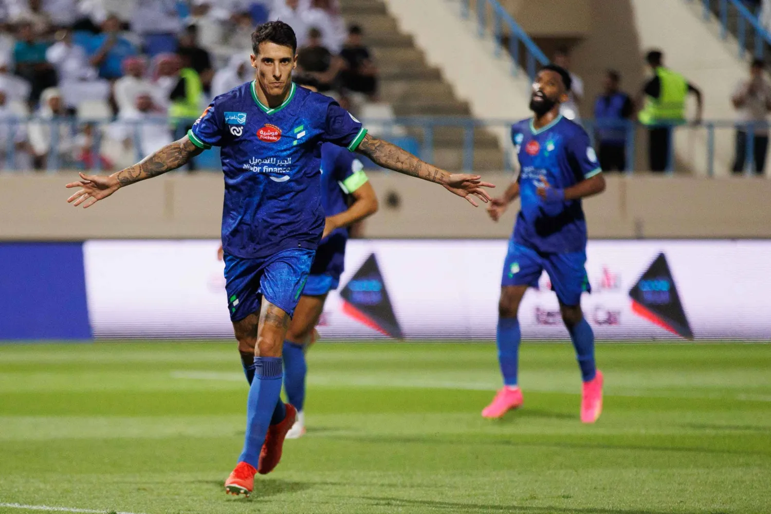 تيو محتفلاً بهدفه الشخصي الثاني في مرمى الأخدود (تصوير: عبد الله الفالح)