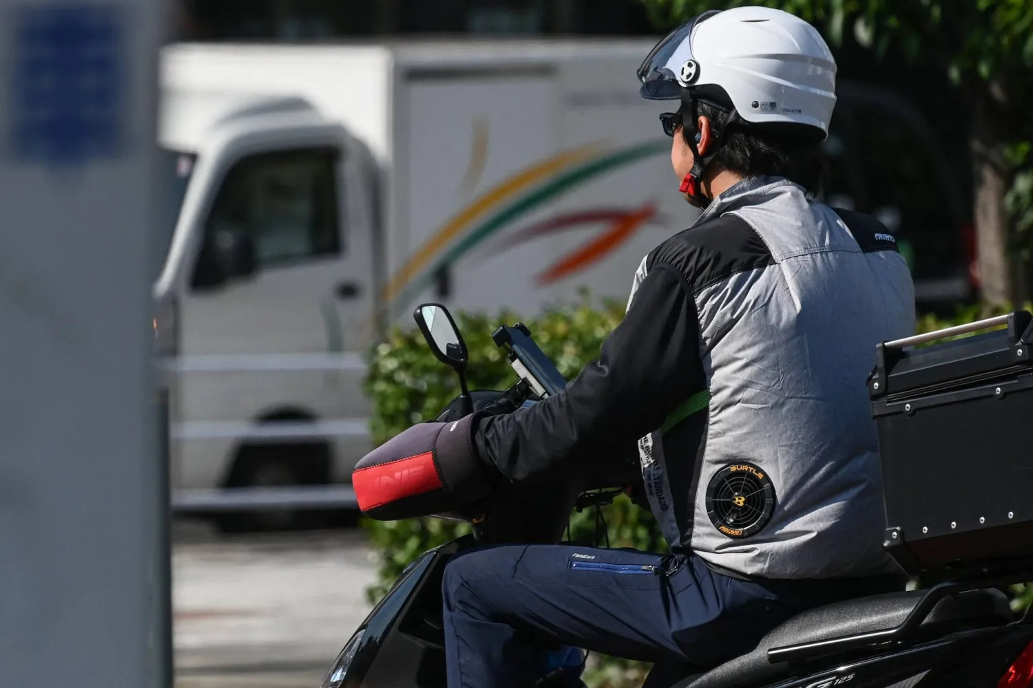 سترة مجهزة بمروحتين صغيرتين موضوعتين أسفل الظهر للتغلب على الحر (أ.ف.ب)