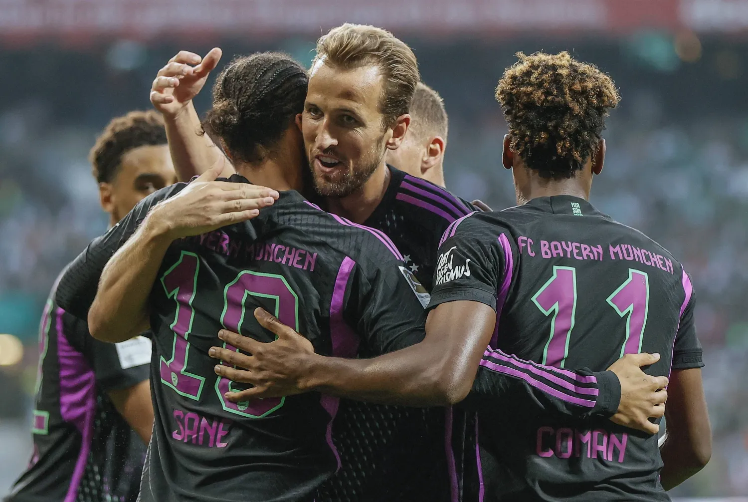 كين يحتفل مع زملائه بأحد أهدافهم في شباك فيردر بريمن (إ.ب.أ)