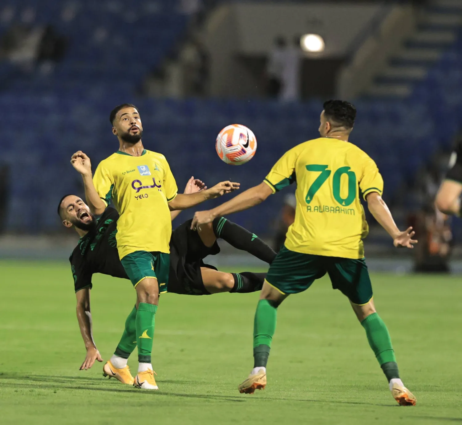 من المواجهة التي جمعت الخليج والأهلي في الدوري السعودي (تصوير: عيسى الدبيسي)