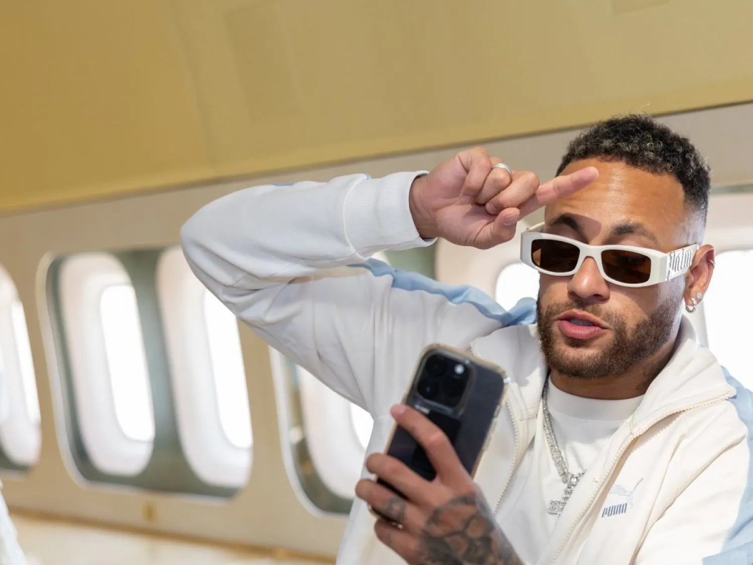 نيمار يسجل مقطعا للملايين من متابعيه وهو على متن الطائرة التي أقلته إلى الرياض (الشرق الأوسط)