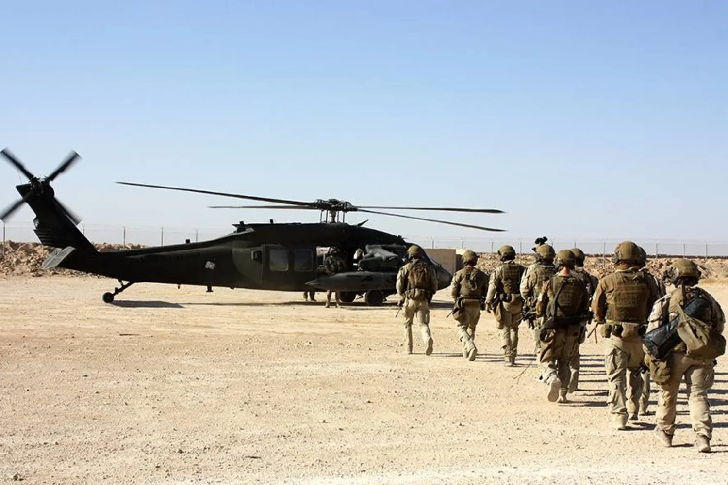 Norveç askerleri, geçtiğimiz temmuz ayında Aynu’l Esed Hava Üssü’nde eğitim tatbikatı sırasında bir Black Hawk helikopterine binmeye hazırlanırken. (ABD Ordusu)