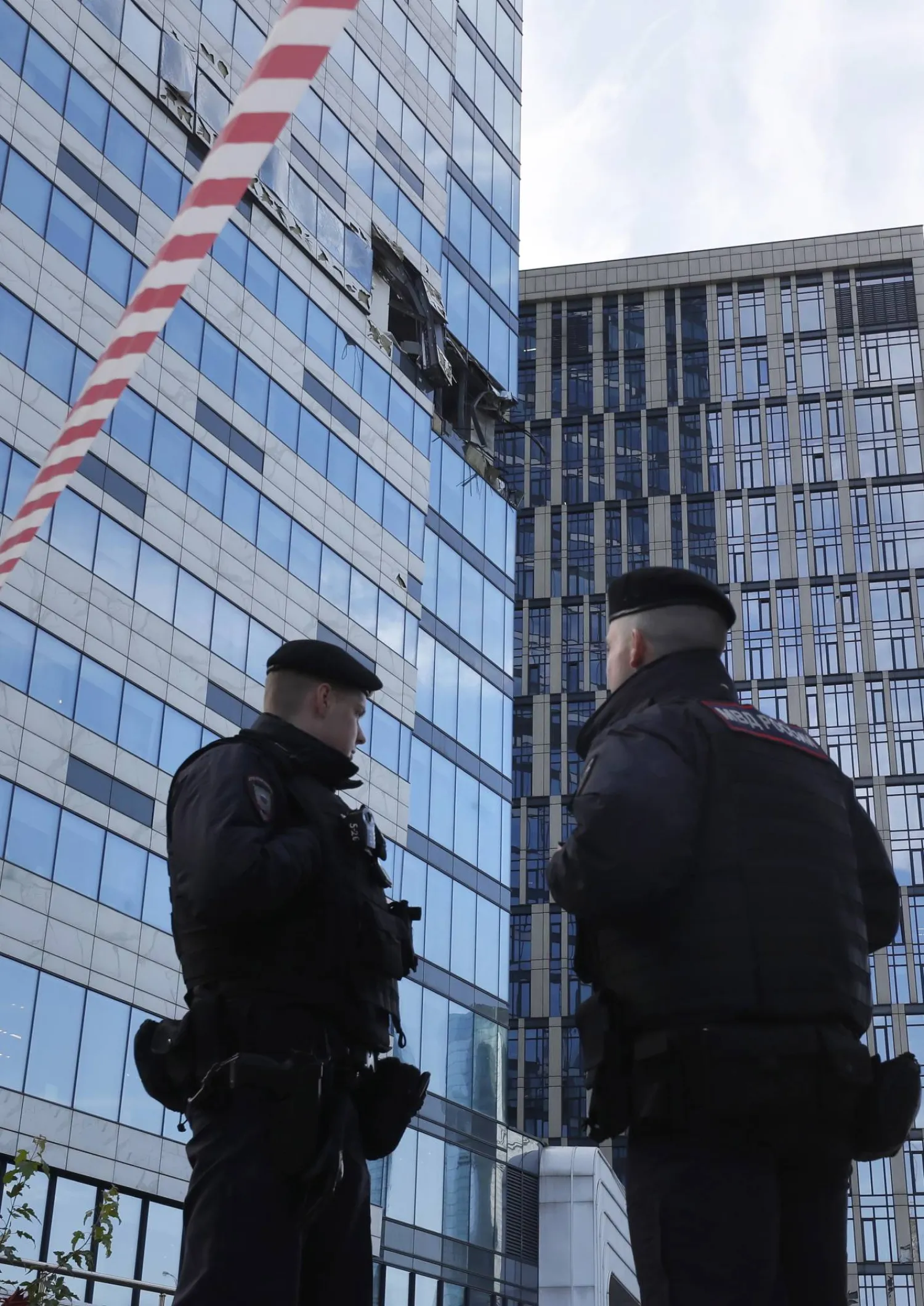 عناصر الأمن في وسط موسكو بعد استهدافها من قبل المسيرات الأوكرانية (إ.ب.أ)