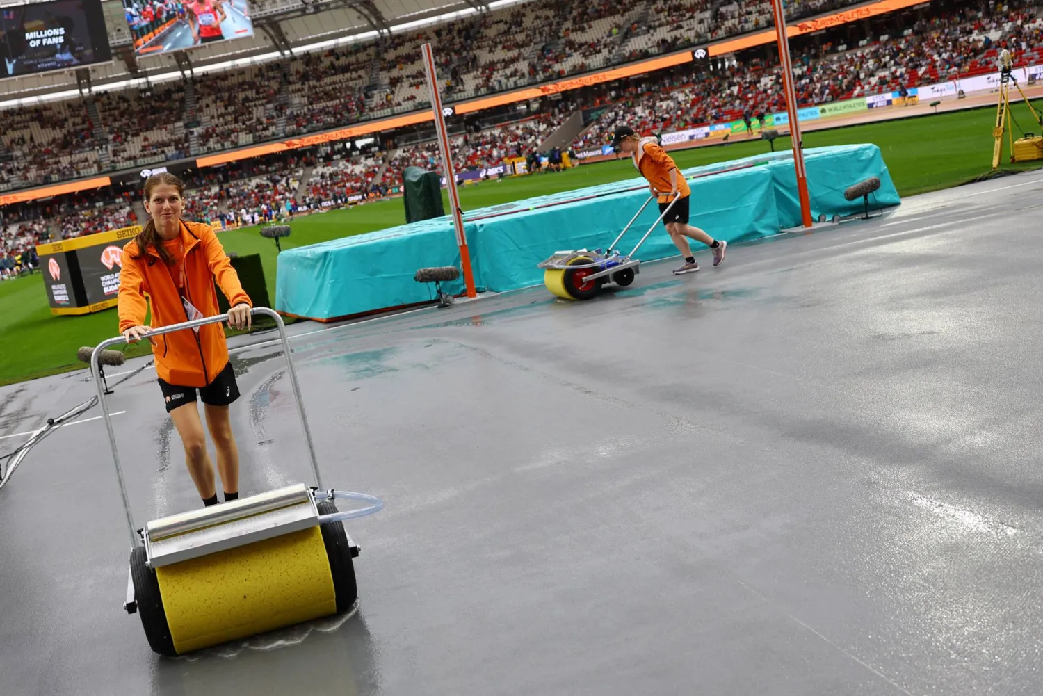 محاولات تجهيز الملعب لانطلاق مونديال القوى (رويترز)