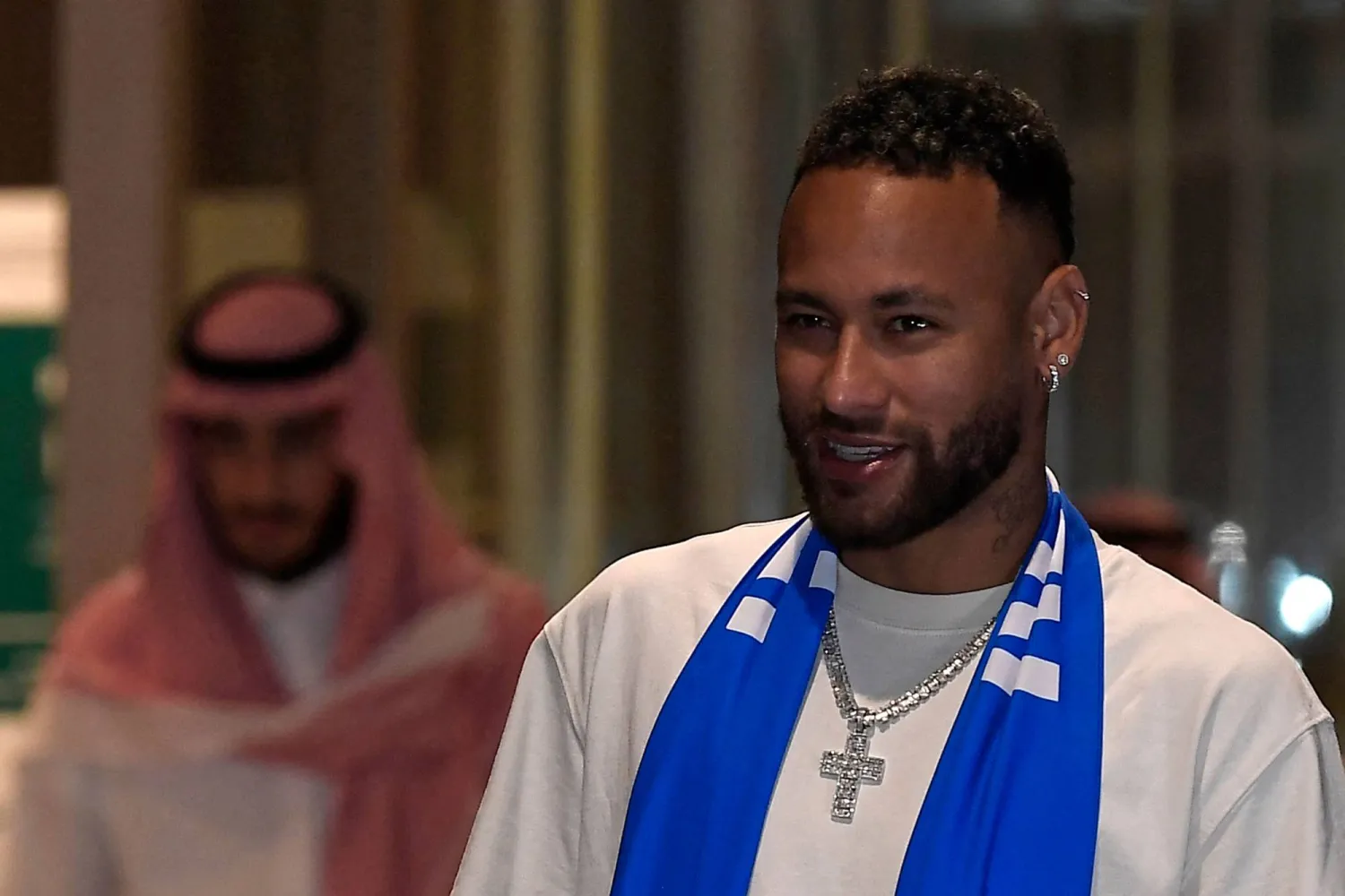 نيمار خلال وصوله للعاصمة السعودية الرياض للانضمام إلى الهلال (أ.ف.ب)